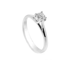 ANILLO ORO 18 KILATES CON DIAMANTE