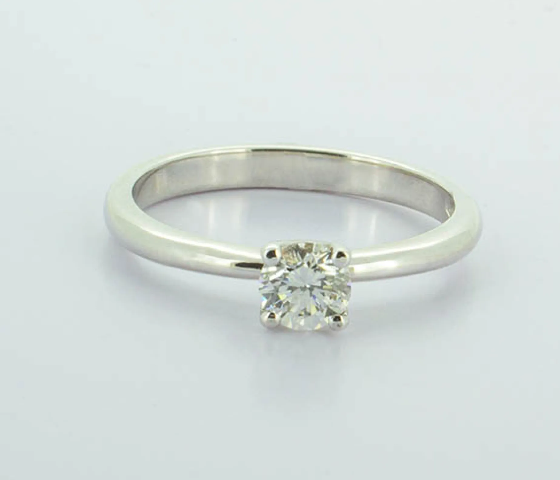 ANILLO ORO 18 KILATES CON DIAMANTES