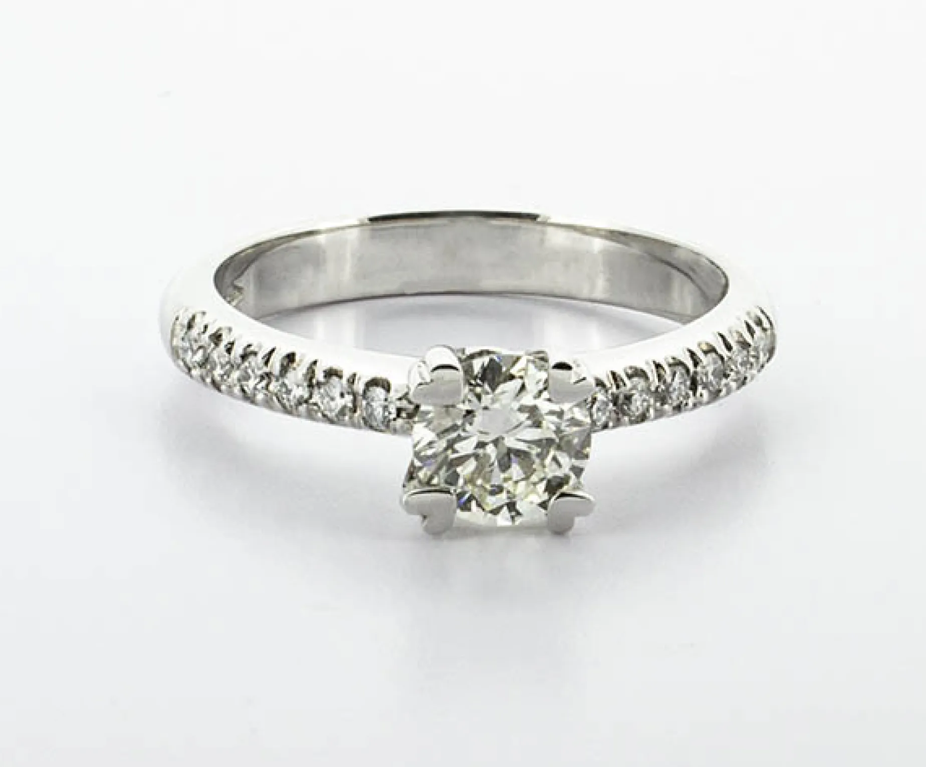 ANILLO ORO 18 KILATES CON DIAMANTES