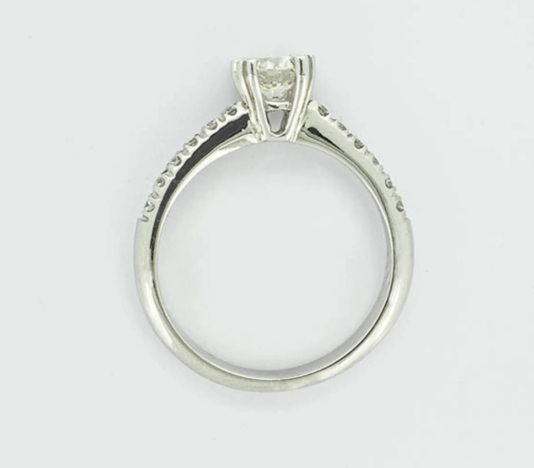ANILLO ORO 18 KILATES CON DIAMANTES